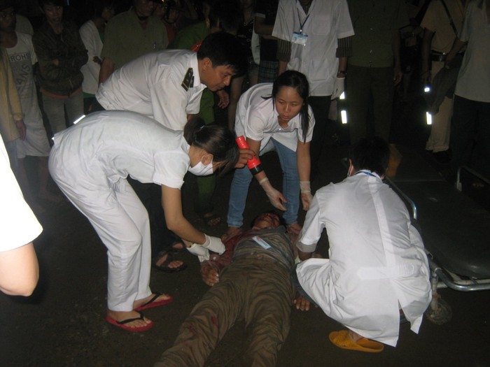 Nhân viên y tế đã có mặt tại hiện trường để cấp cứu cho các nạn nhân